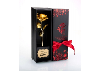 złota róża w czarnym podełku