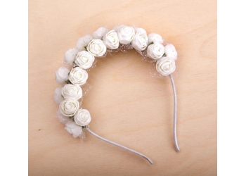 wianuszek ze sztucznych różyczek