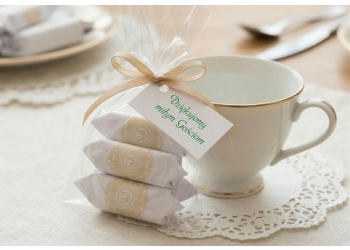 krówki zapakowane z bilecikiem